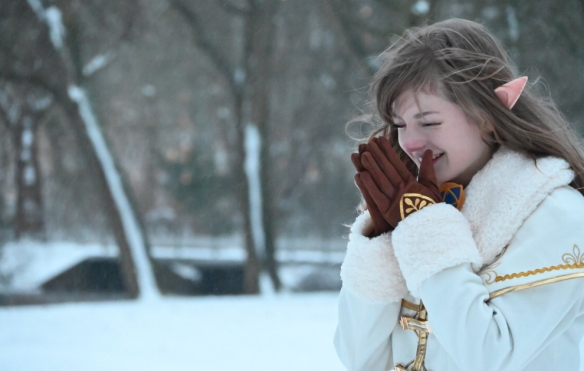 《生化4re》阿什莉脸模塞尔达cos:雪地中鼻尖微微发红