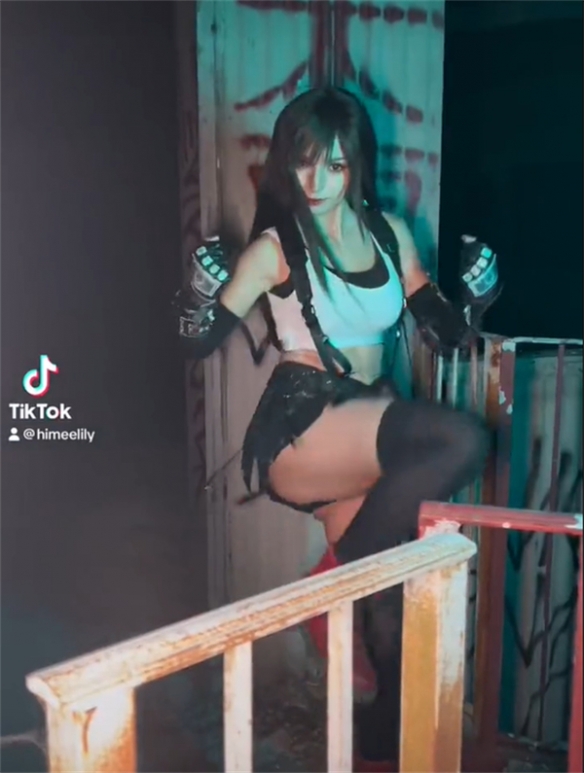 国外美女COS《最终幻想7》蒂法：性感身材完美还原！