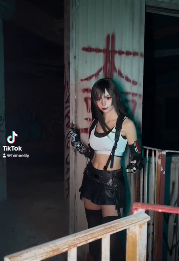 国外美女COS《最终幻想7》蒂法：性感身材完美还原！