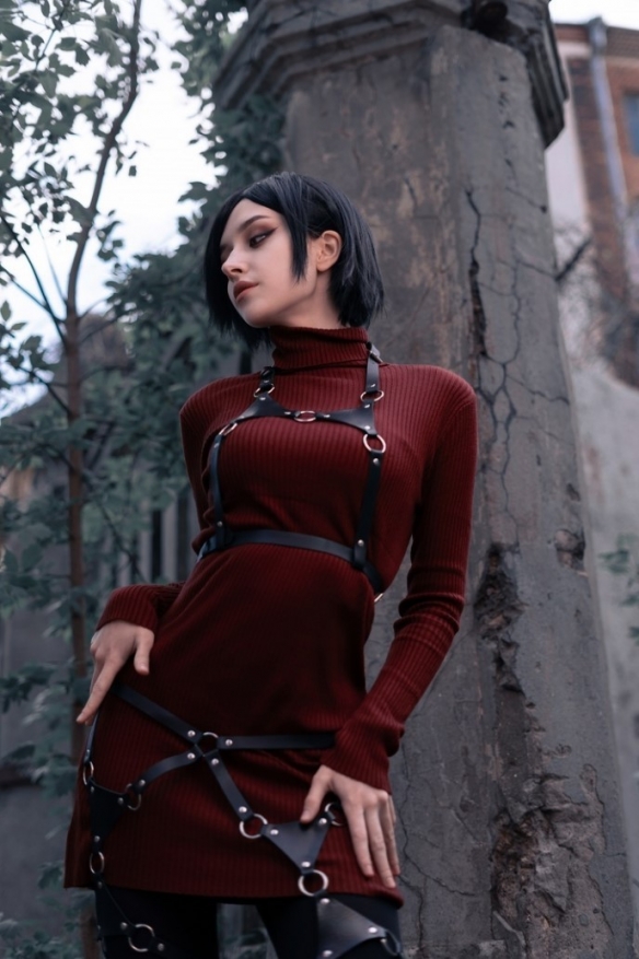 国外小姐姐COS《生化4》艾达王 红衣短发身姿曼妙！