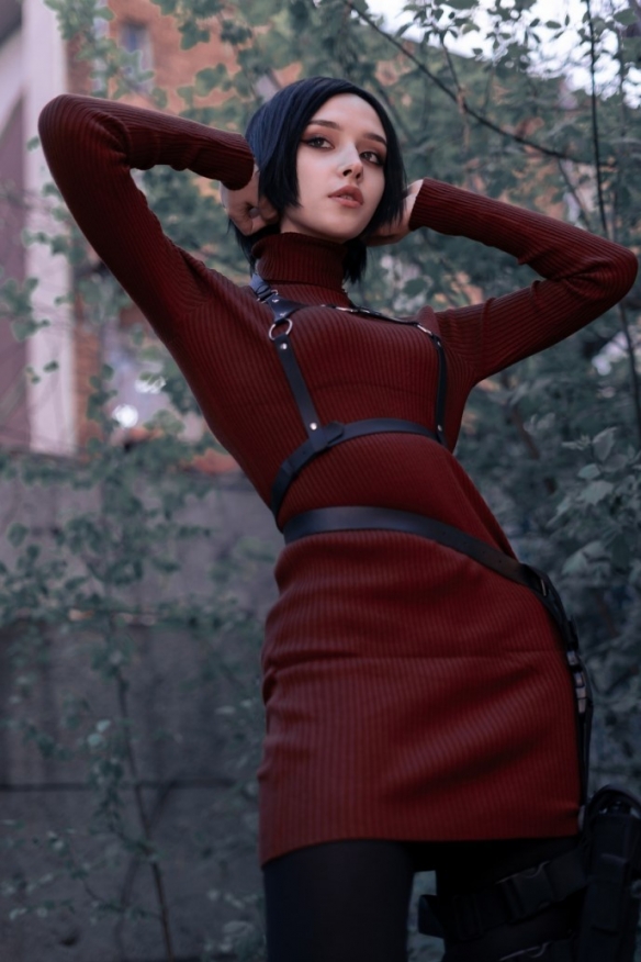 国外小姐姐COS《生化4》艾达王 红衣短发身姿曼妙！