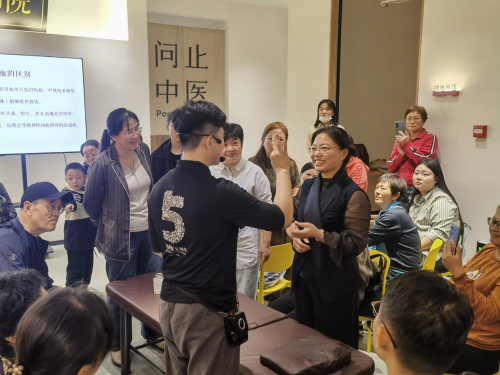 问止中医郑州诊所暨精一书院郑州店盛大开业，中医大脑落户郑州