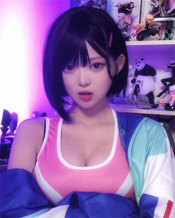 韩国萌妹COS《OW》D.Va:可爱且精致 经典连体衣超还原
