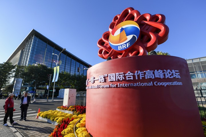 以一带一路科技创新代表之誉，共建雪莲养护贴健康丝绸之路