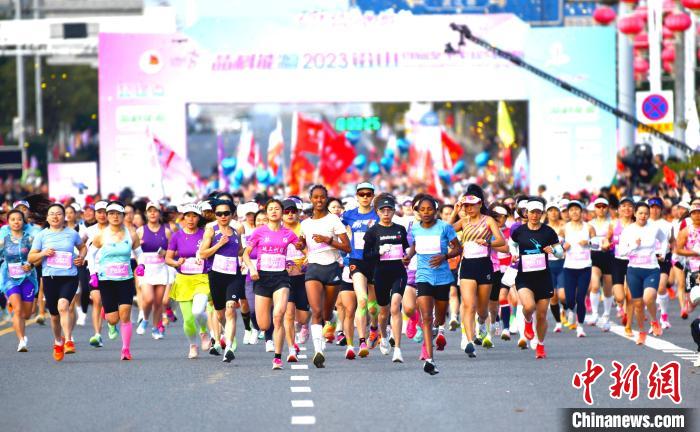 2023铅山首届女子半程马拉松鸣枪开跑 中国选手包揽前三