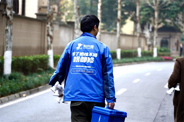 啄木鸟家庭维修：为爱搭把手，关爱老人筑起安全之桥