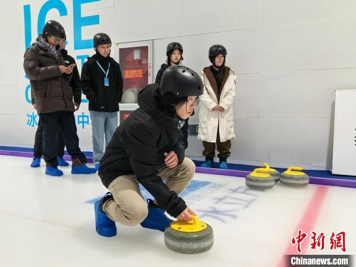 台青借冰壶“破冰”在北京体验冰雪运动乐趣