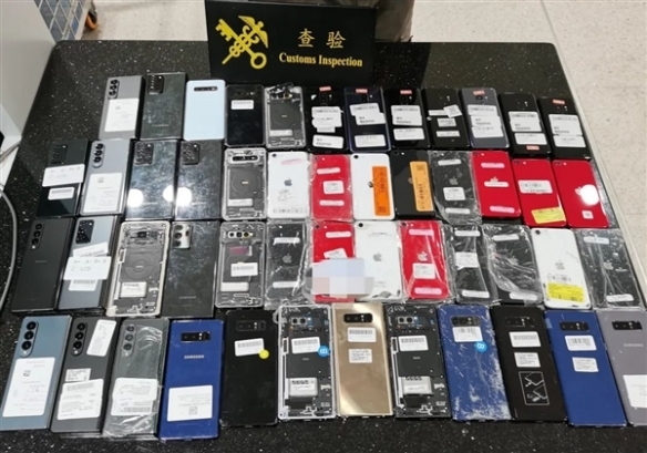 纤纤细腰竟变水桶腰！女子腰部藏50部手机入境被抓