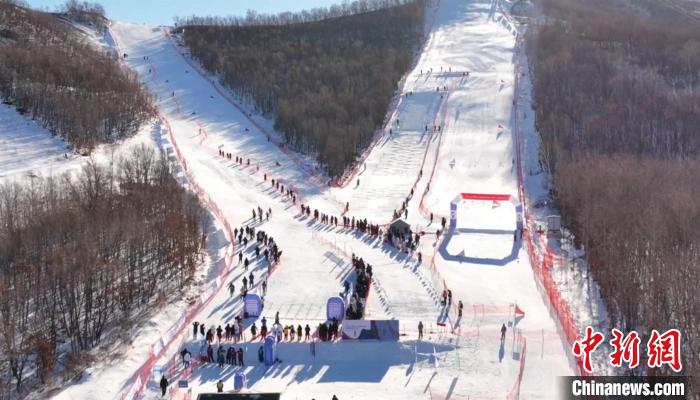 “十四冬”滑雪登山混合接力赛完赛 吉林队摘金