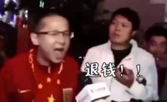 踢假球买裁判，逆天的“非法”足球游戏这样玩？