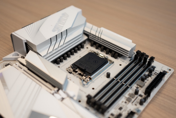 新年装机打游戏，技嘉Z790冰雕X主板陪你过大年