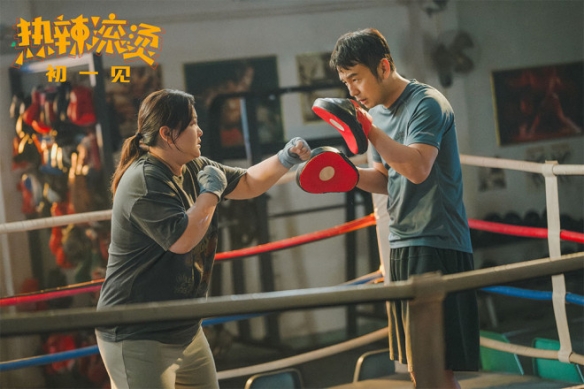 2月总票房破90亿 《热辣滚烫》28.7亿票房暂居第一位