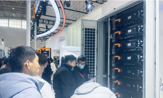 直击SUCE丨昱能光储全场景生态实力诠释，组串式液冷储能新品首秀出彩！