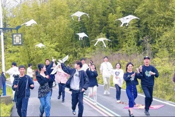 高校放7天春假鼓励学生赏花恋爱 网友：神仙学校哇！