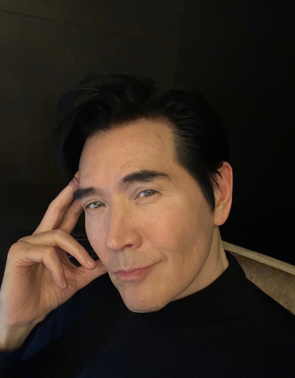 费翔晒近期自拍照！正在拍摄新电影：被迫刮掉了胡子