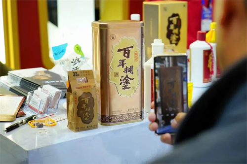 首提“浓香小瓶”，春糖百年糊涂全国化战略为何升级？