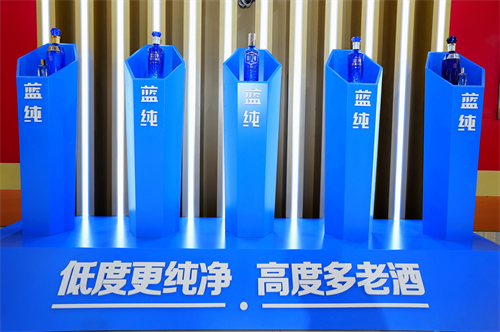 浓酱双壁齐亮剑，百年糊涂闪耀春糖