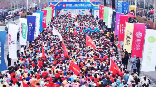画宝刚·2024滑县马拉松激情开跑，中国选手黄爱峰获得冠军