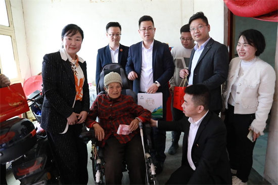 送暖于老 爱在初春 