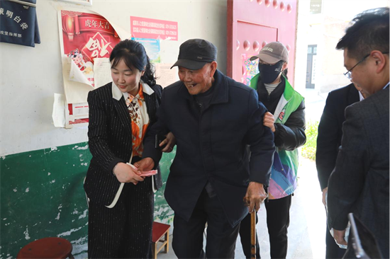 暖心春风行 