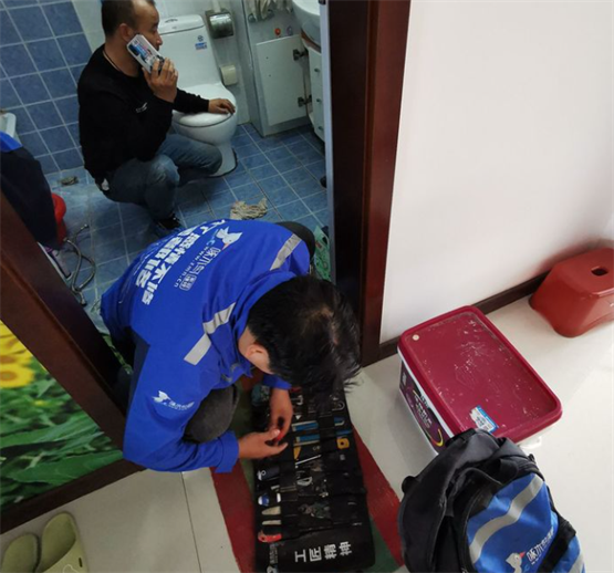 啄木鸟家庭维修精准解决漏水难题，专业服务备受用户信赖