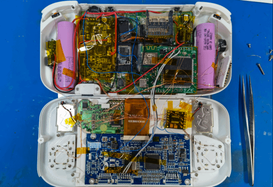 牛人纯手工打造PS1掌机：原生运行PS1游戏！非模拟器