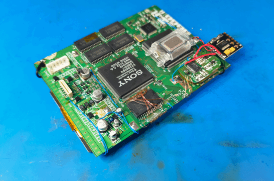 牛人纯手工打造PS1掌机：原生运行PS1游戏！非模拟器
