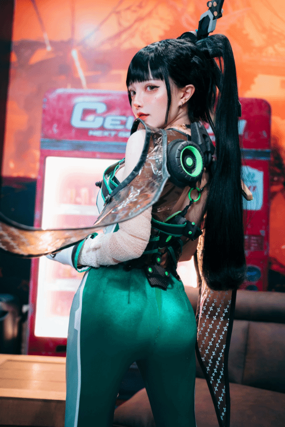 国外美女受邀COS《剑星》女主伊芙 长相甜美可爱！