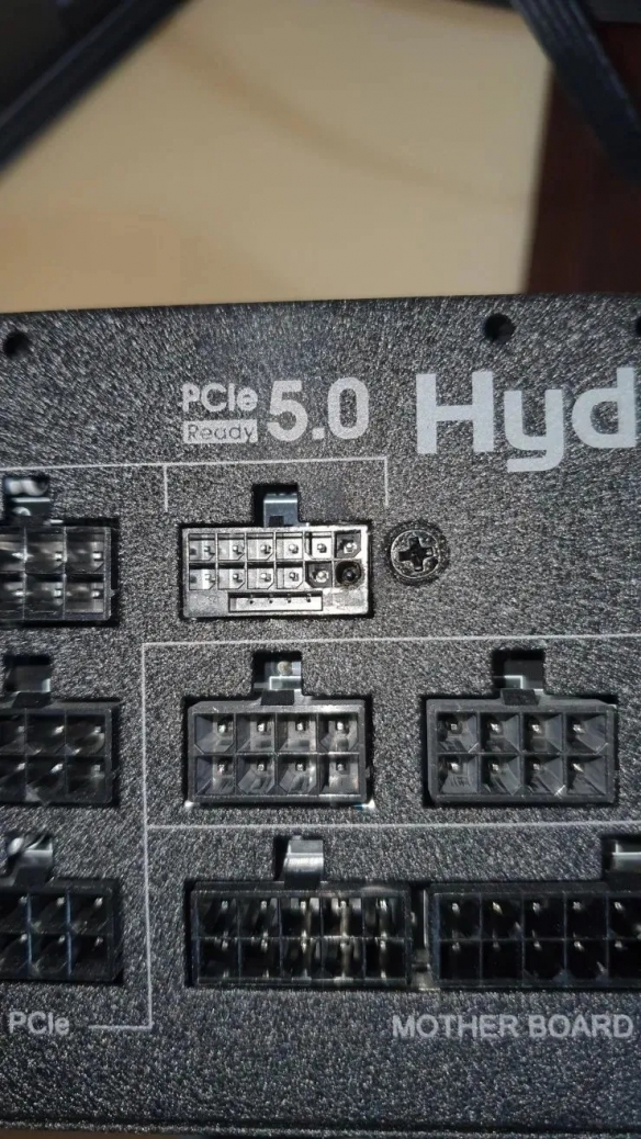 警告！用户反馈RTX4090降低功耗 仍存在接口烧熔风险
