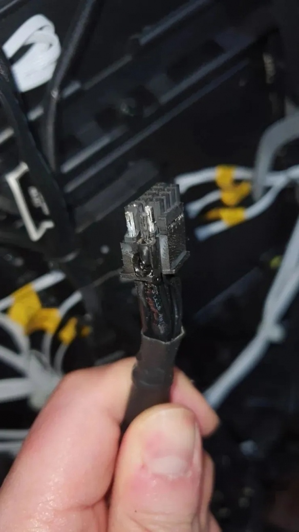警告！用户反馈RTX4090降低功耗 仍存在接口烧熔风险