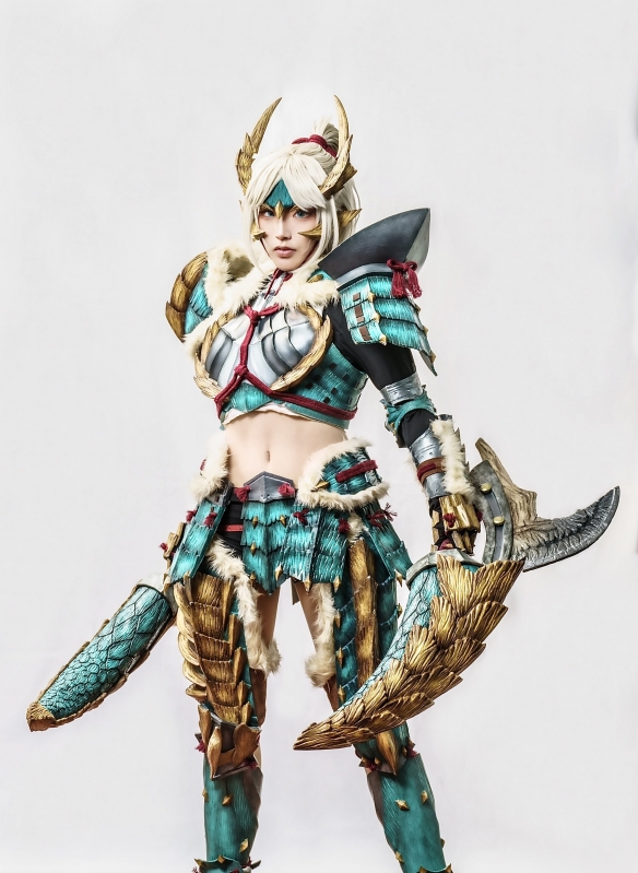 樱花妹COS《怪猎》雷狼龙套女猎人 大秀纤细小蛮腰！