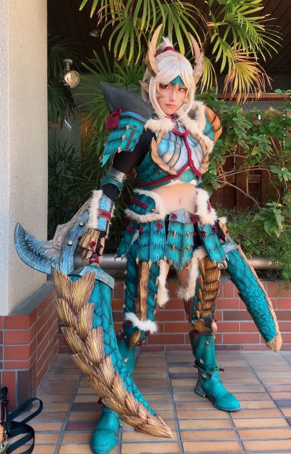 樱花妹COS《怪猎》雷狼龙套女猎人 大秀纤细小蛮腰！