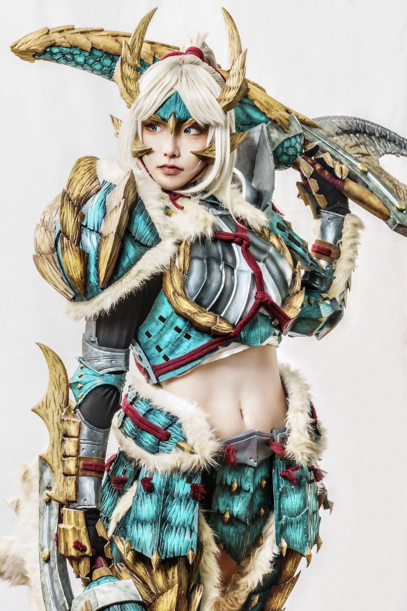 樱花妹COS《怪猎》雷狼龙套女猎人 大秀纤细小蛮腰！