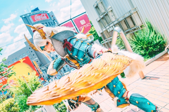 樱花妹COS《怪猎》雷狼龙套女猎人 大秀纤细小蛮腰！