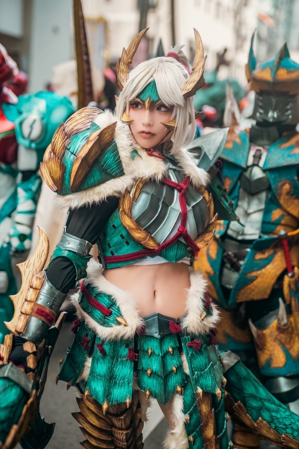 樱花妹COS《怪猎》雷狼龙套女猎人 大秀纤细小蛮腰！