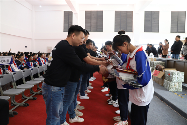 三米粥铺幸福行爱心助学，公益善举传递企业温度