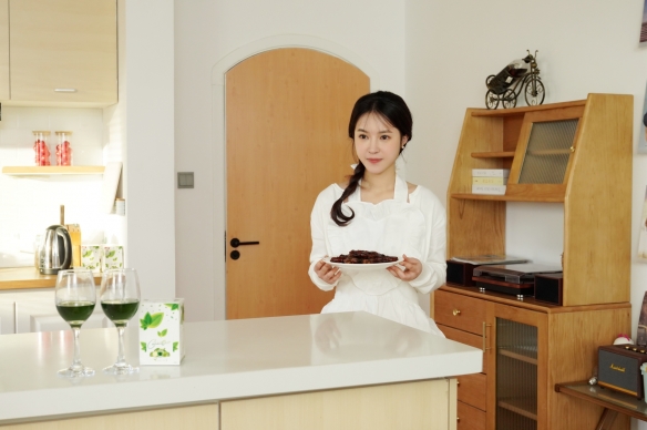 5月15日，《美女，应接不暇》互动影游，让你的职场斗争与恋爱瞬间更真实