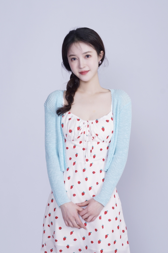 5月15日，《美女，应接不暇》互动影游，让你的职场斗争与恋爱瞬间更真实