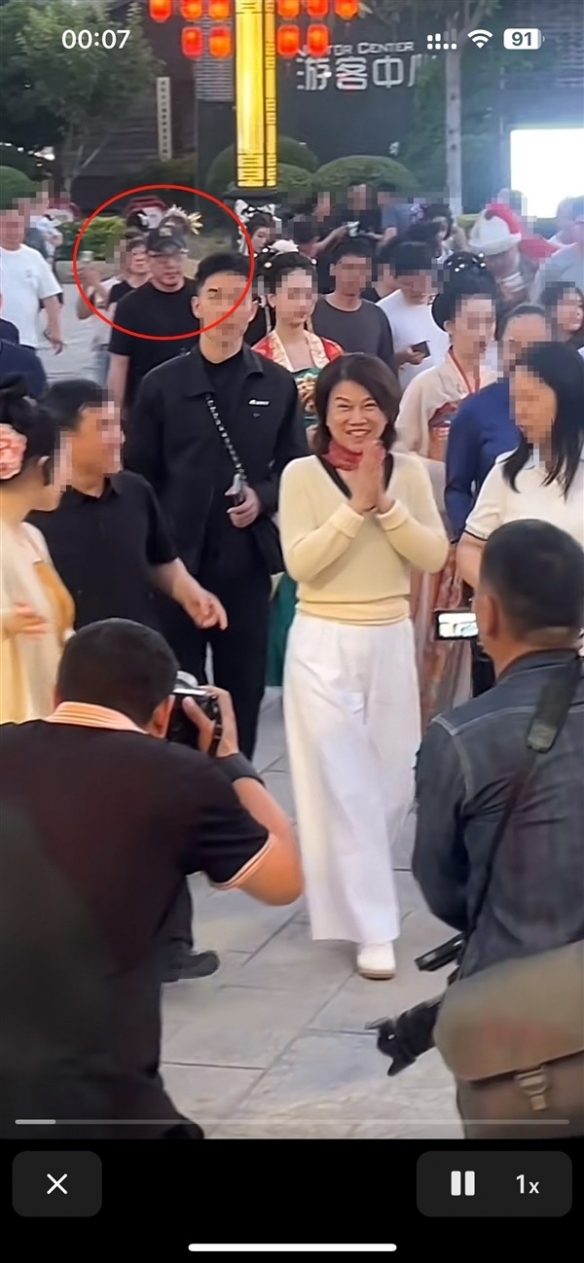 董明珠解锁汉服造型打卡洛邑古城 王自如全程陪同！