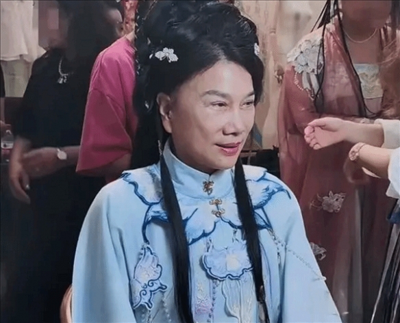 董明珠解锁汉服造型打卡洛邑古城 王自如全程陪同！