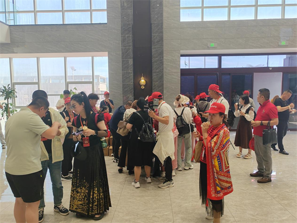 那拉集团首届乳品文化节盛大开幕，百万网红达人共赴溯源之旅，共绘新疆巩留县发展新篇章