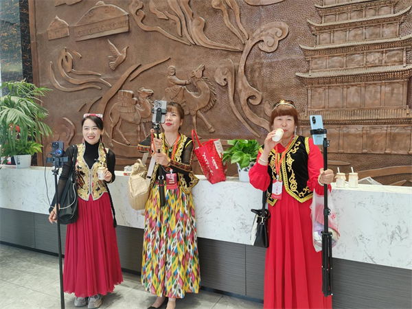那拉集团首届乳品文化节盛大开幕，百万网红达人共赴溯源之旅，共绘新疆巩留县发展新篇章