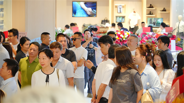 衬衫老罗全球首店正式启动，化身渠道“黑马”开拓品牌发展新阶段