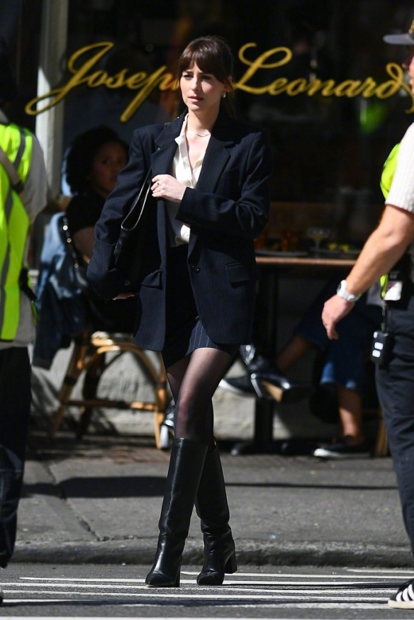 达妹、美队主演《物质主义者》曝片场照 强强联合！