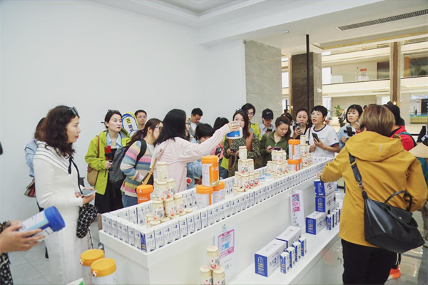 那拉集团本源乳业质量月溯源新高潮-鲸灵团队蜂享家溯源行