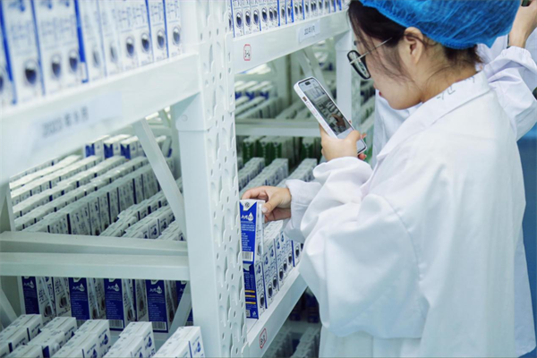 那拉集团本源乳业质量月溯源新高潮-鲸灵团队蜂享家溯源行