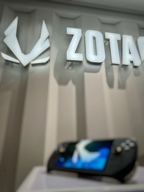 索泰ZOTAC ZONE 索泰首款游戏掌机真机实拍图曝光