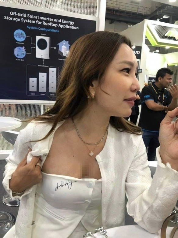 黄仁勋在美女粉丝胸前签名!粉丝称肾上腺素飙升 很满足