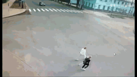 大鸽强扭的瓜不甜啊 动图 感觉工作人员都想给她一脚