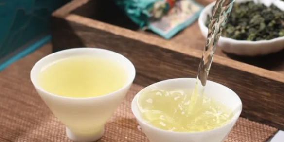 研究发现每天多喝茶对身体好：既解腻还可以预防癌症